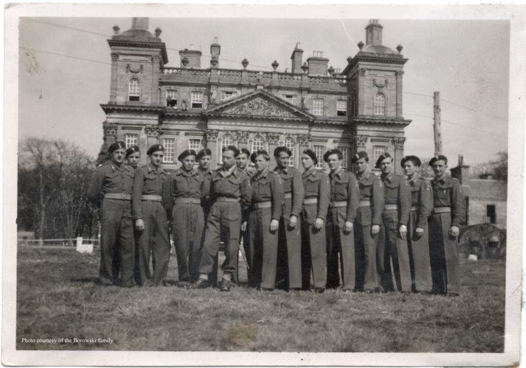 A black and white image of 15 soldiers in front of Duff House in 1946